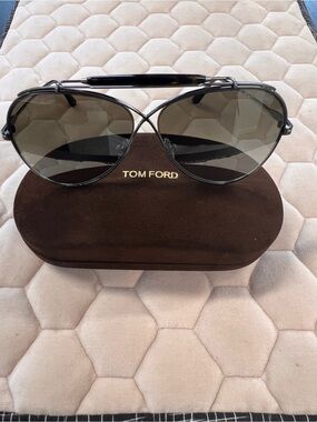 Authentic Tom Ford Holden Aviator Sunglasses with Dark Gray Gradient Lenses